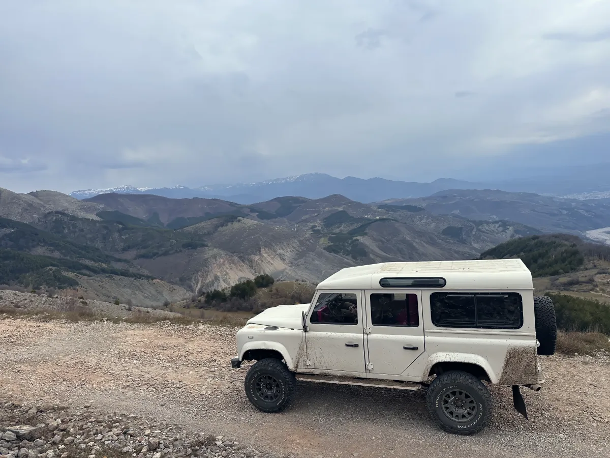The Sondor support Land Rover Defender on a mountain track